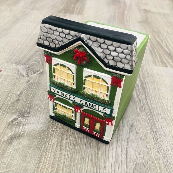 Yankee Candle Christmas Holiday Store Front Ceramic Jar Tissue Candle Holder - Picture 1 of 8